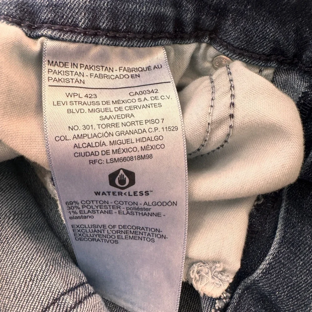 LEVI’S Signature mid rise Bermuda shorts for women size 12/31